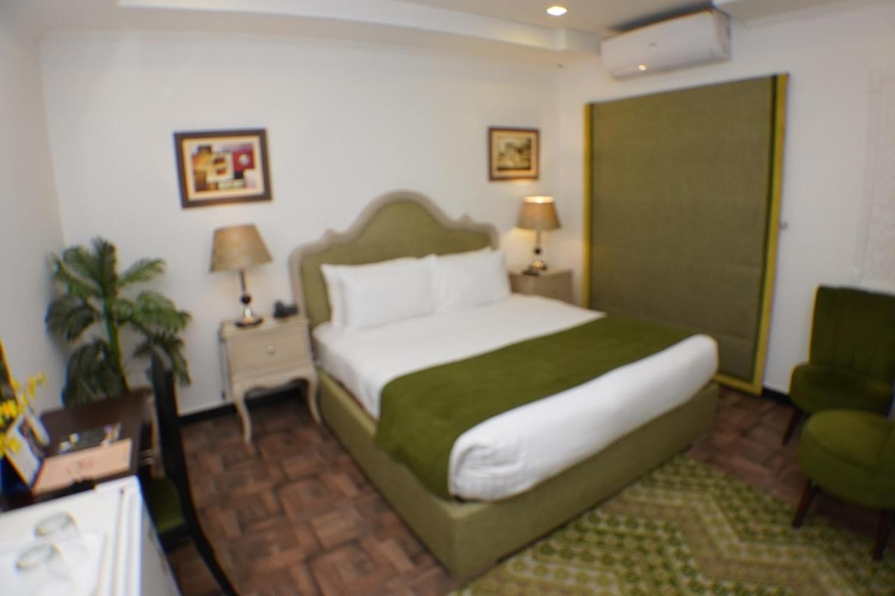 Hotel Oban Lahore Bagian luar foto