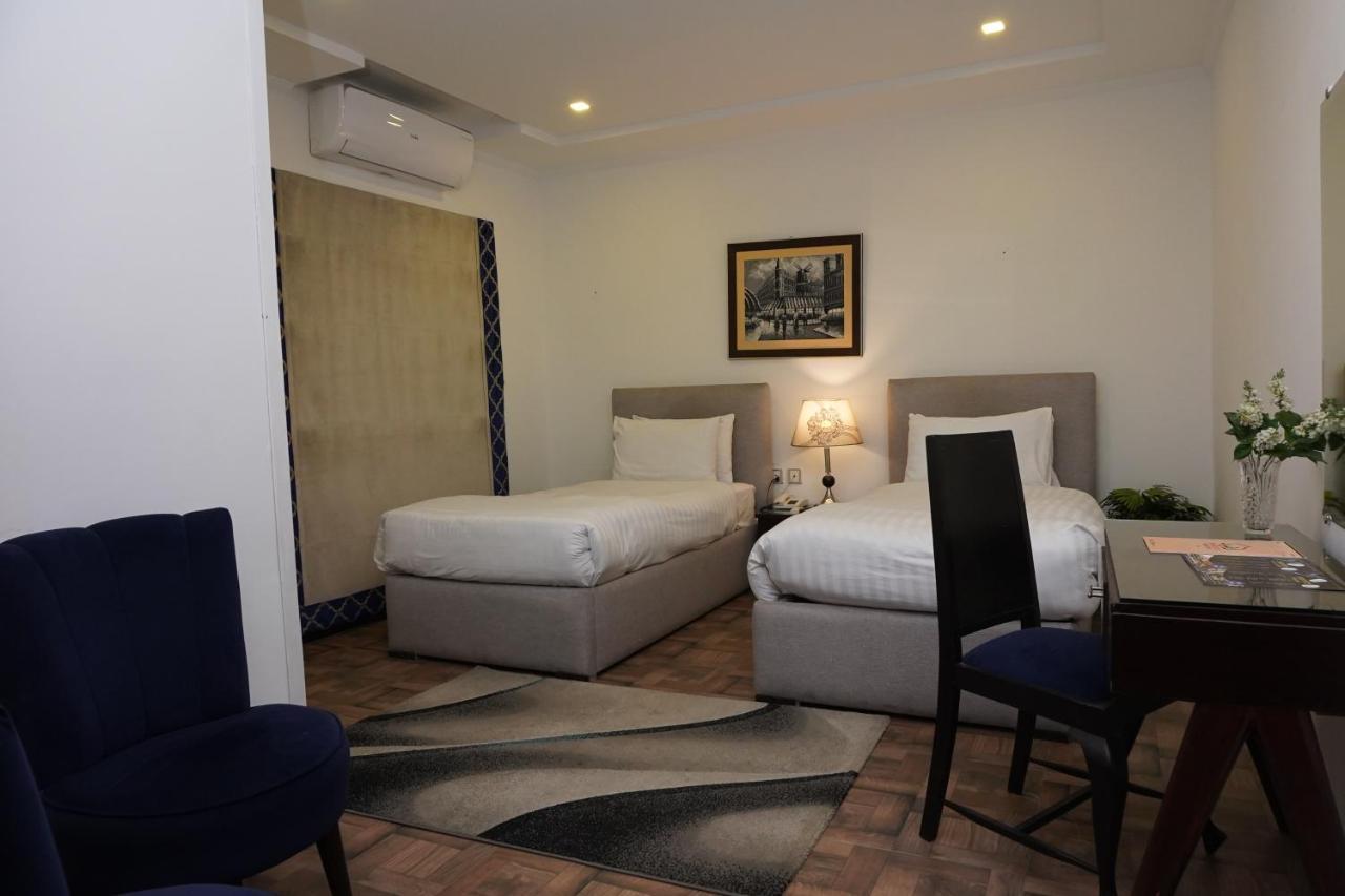 Hotel Oban Lahore Bagian luar foto