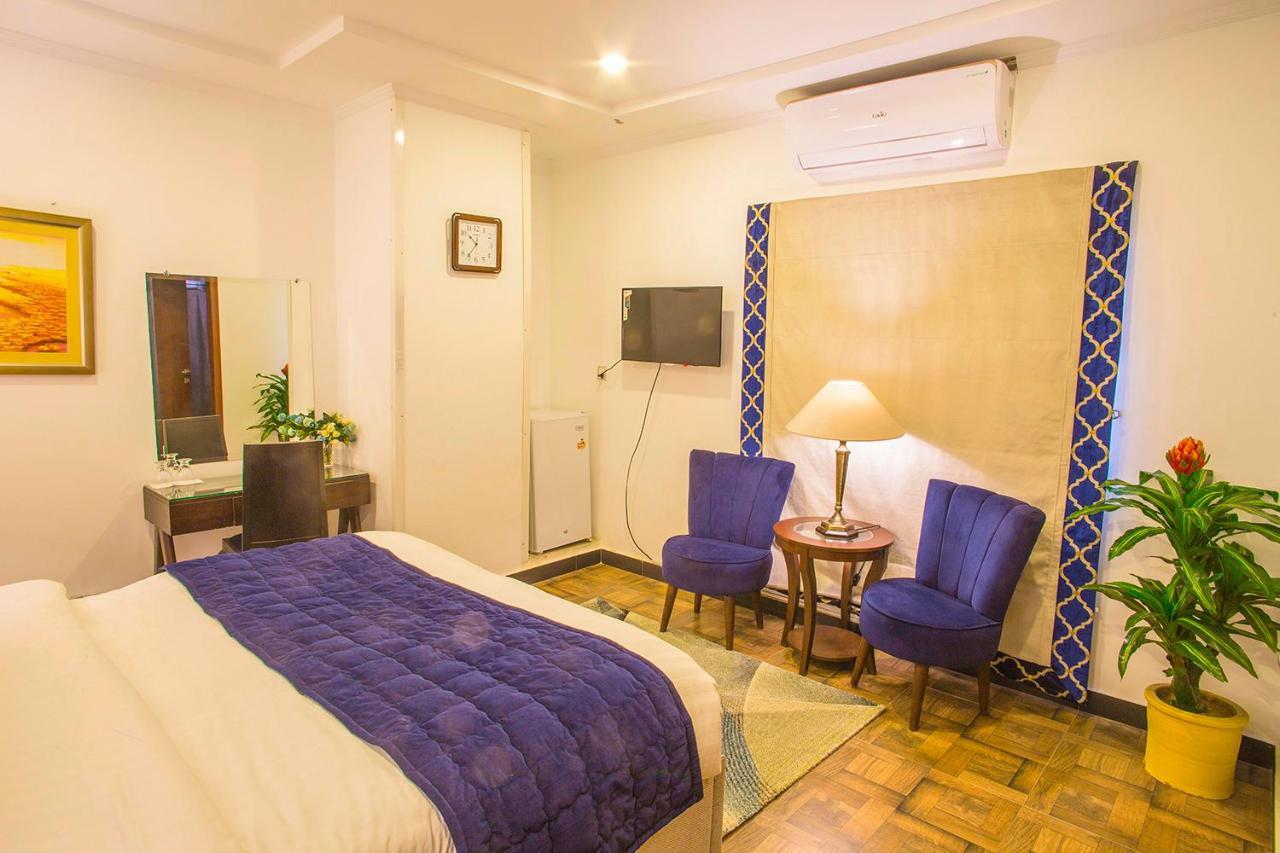 Hotel Oban Lahore Bagian luar foto