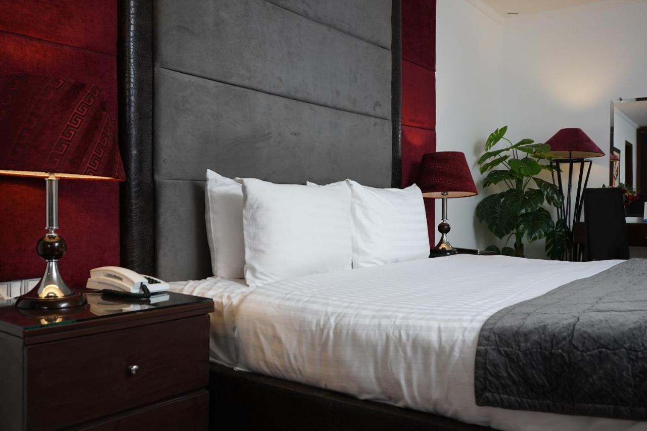 Hotel Oban Lahore Bagian luar foto