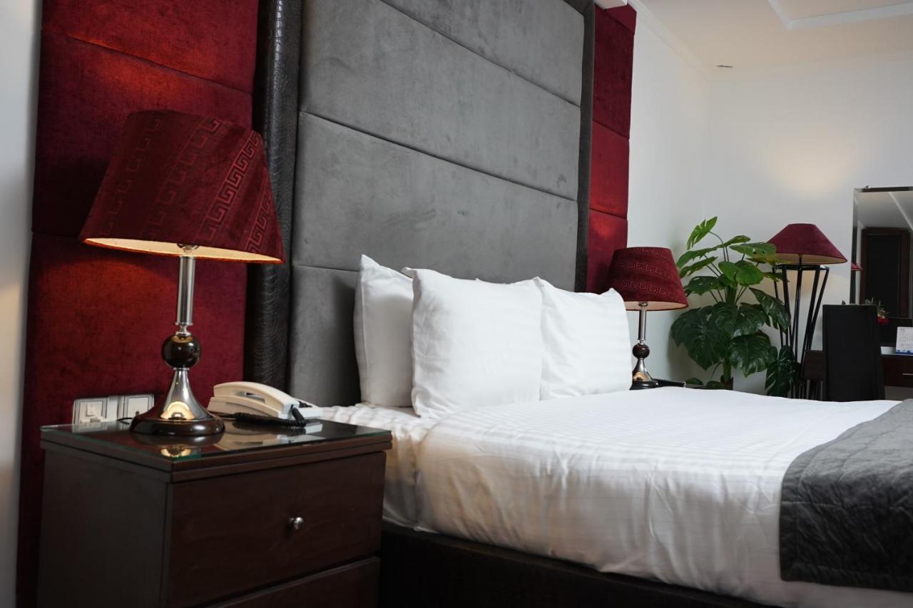 Hotel Oban Lahore Bagian luar foto