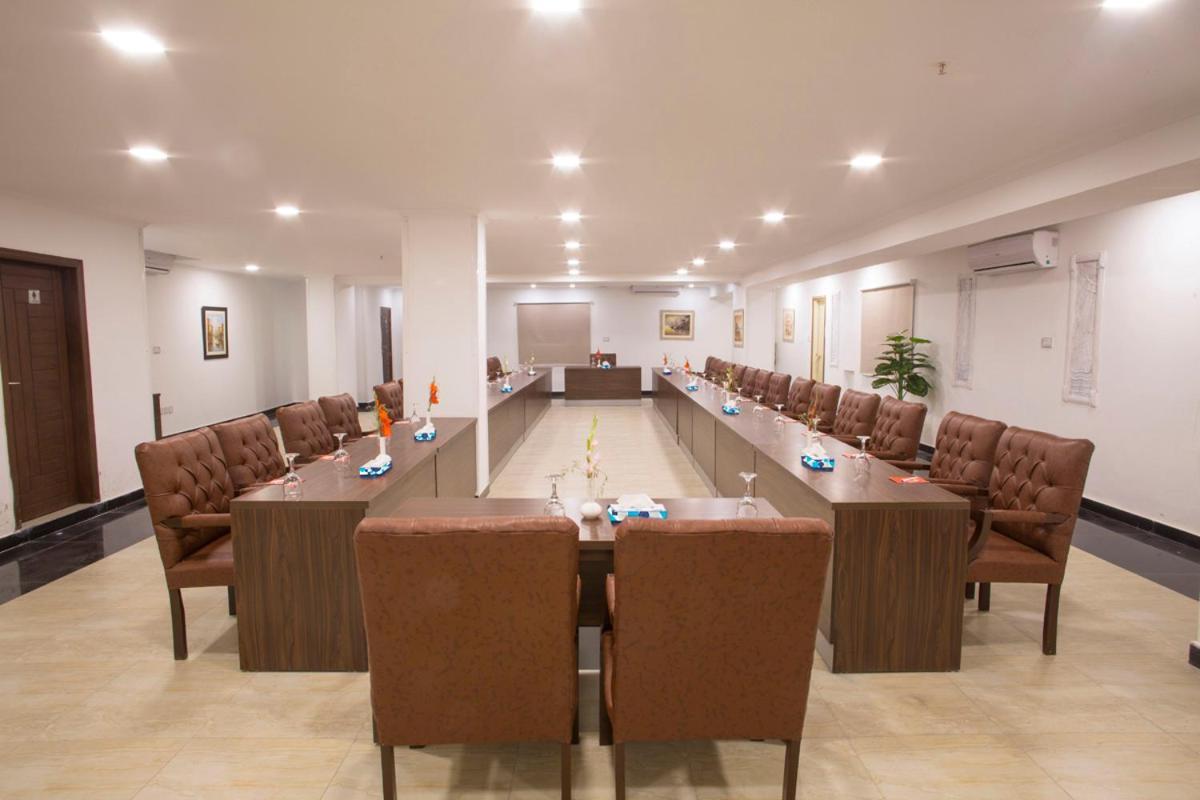 Hotel Oban Lahore Bagian luar foto