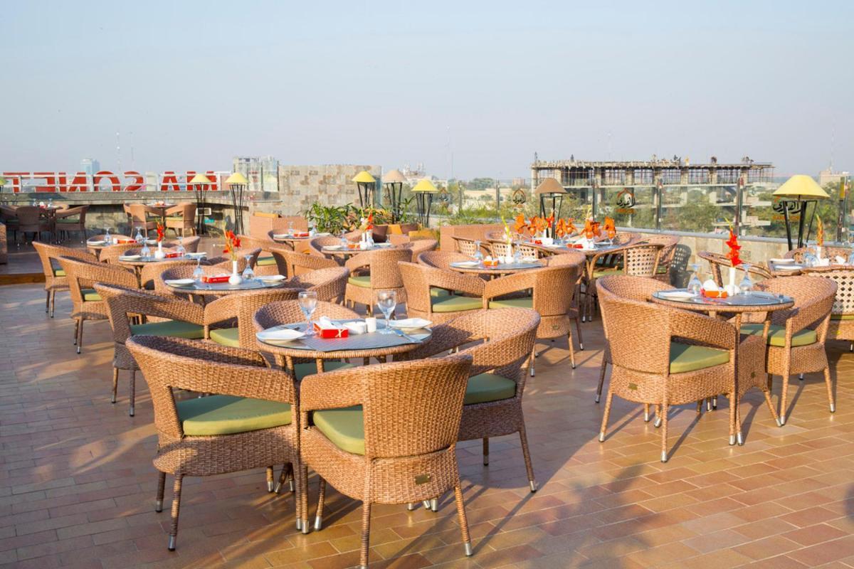 Hotel Oban Lahore Bagian luar foto