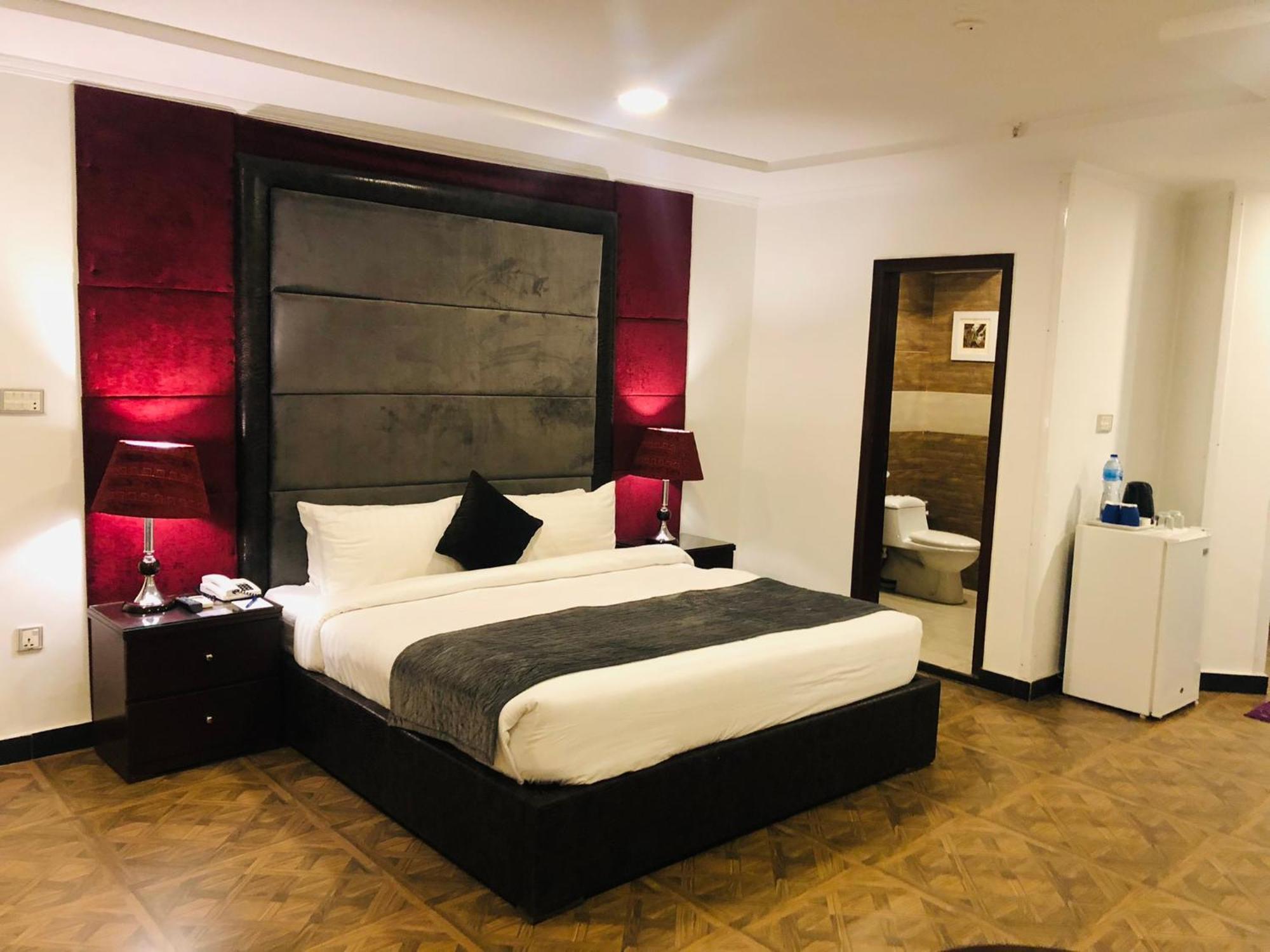 Hotel Oban Lahore Bagian luar foto