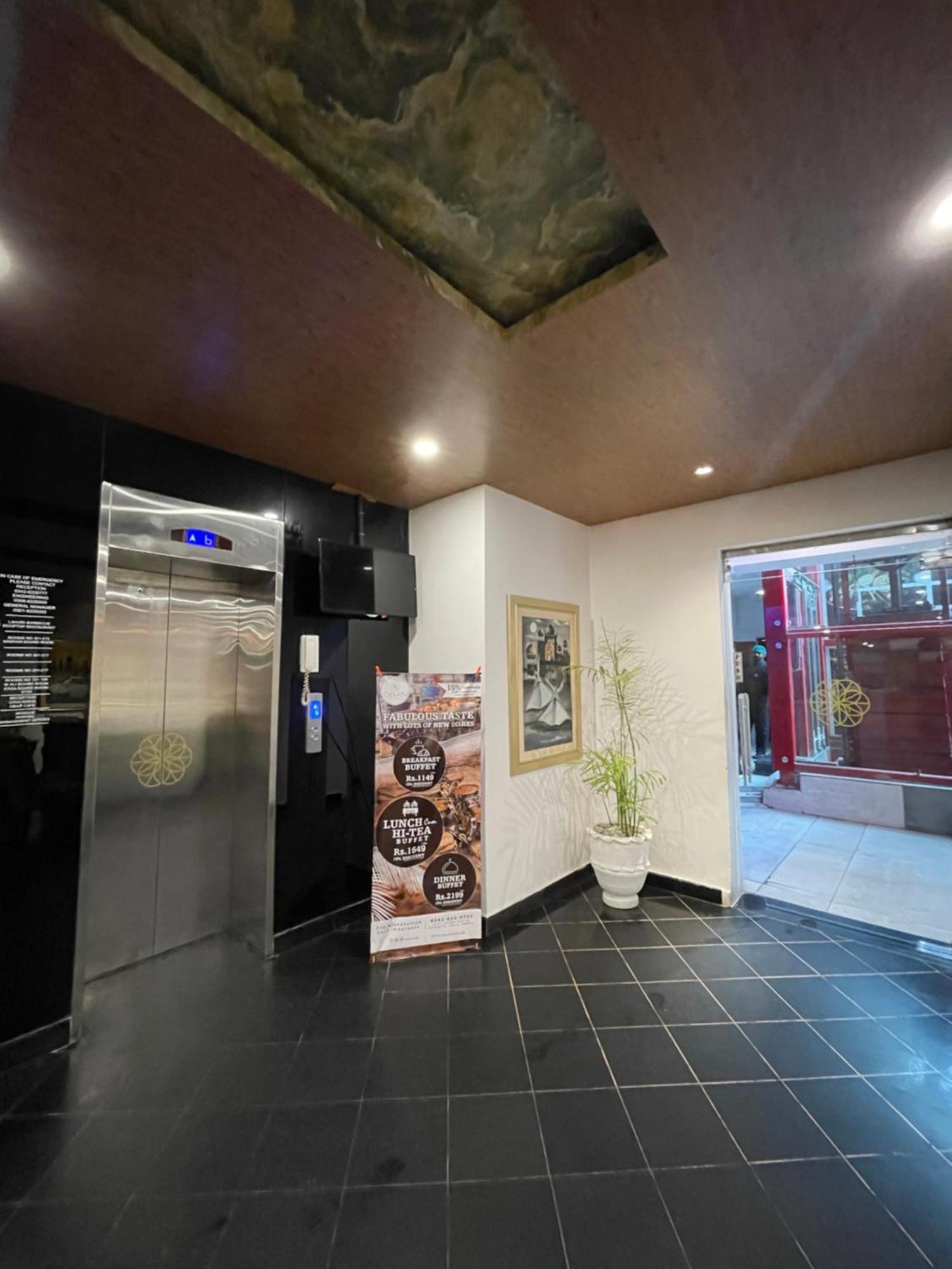 Hotel Oban Lahore Bagian luar foto