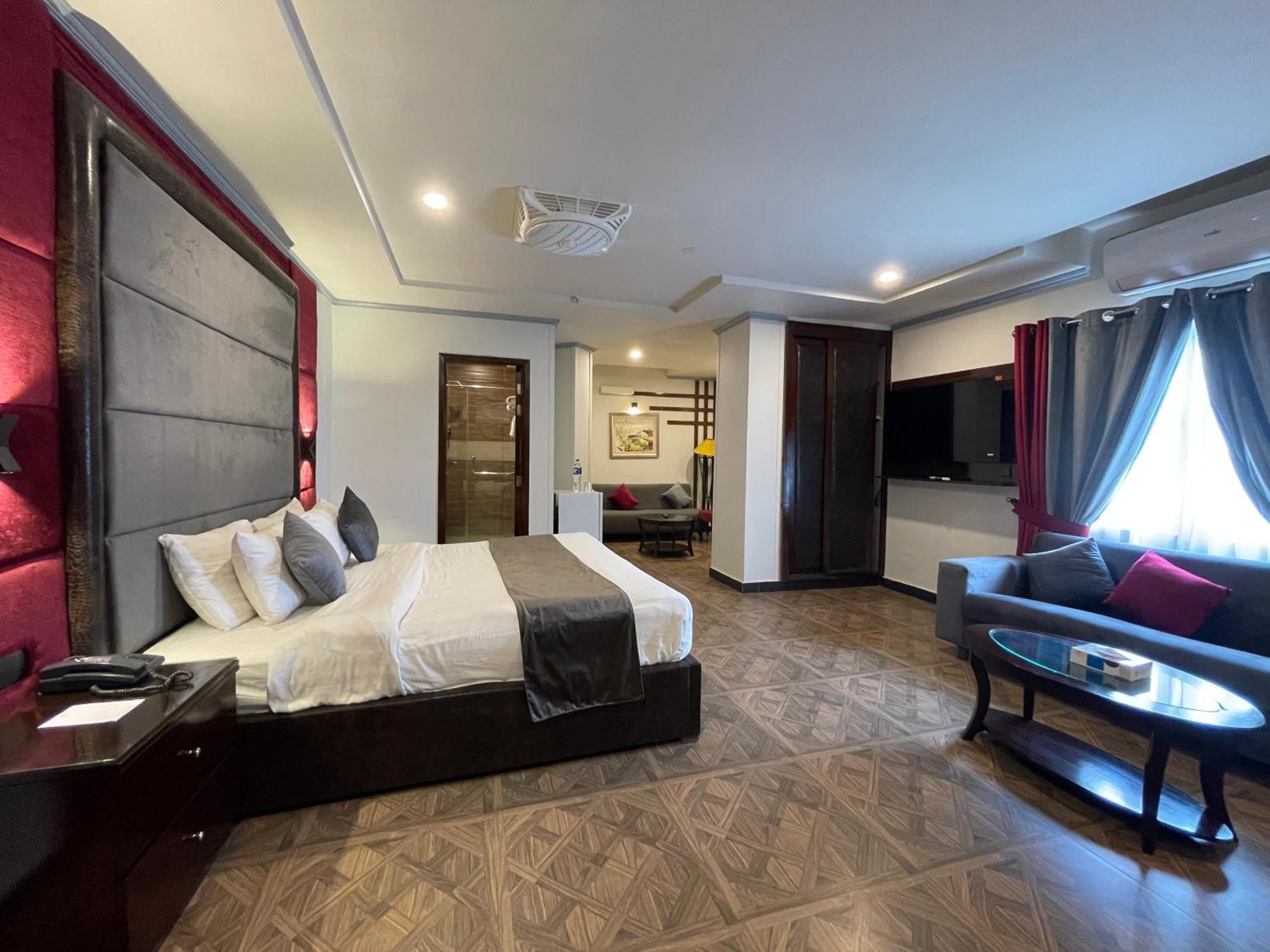 Hotel Oban Lahore Bagian luar foto